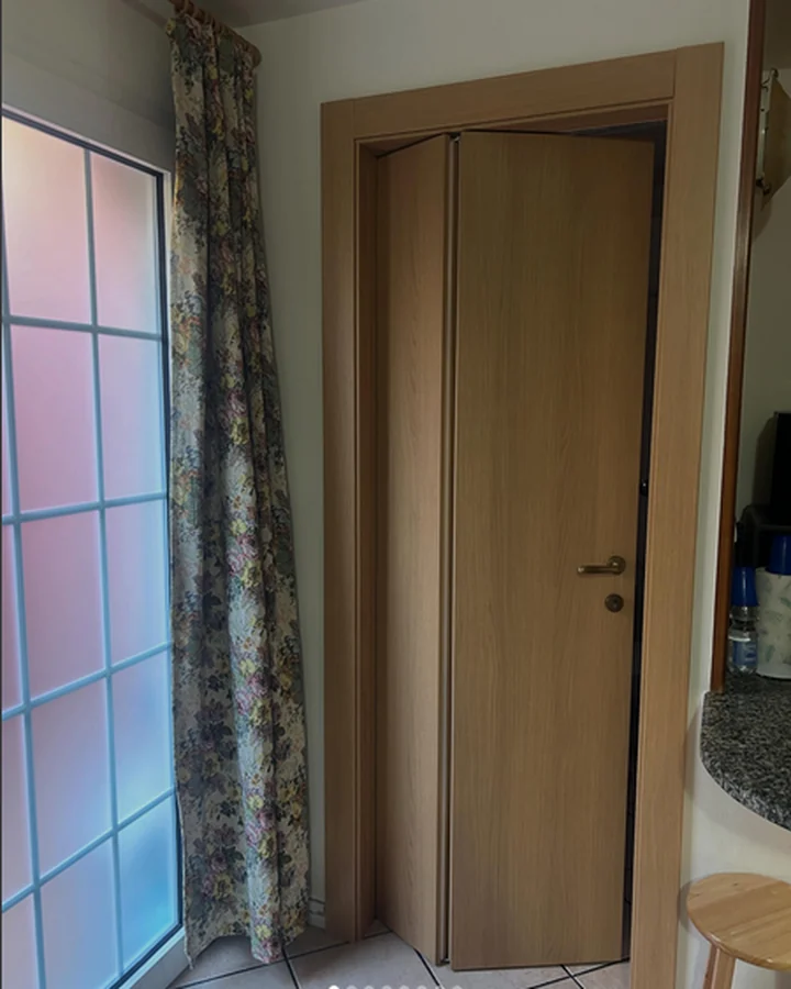 Porta a libro in legno installata in un ambiente domestico