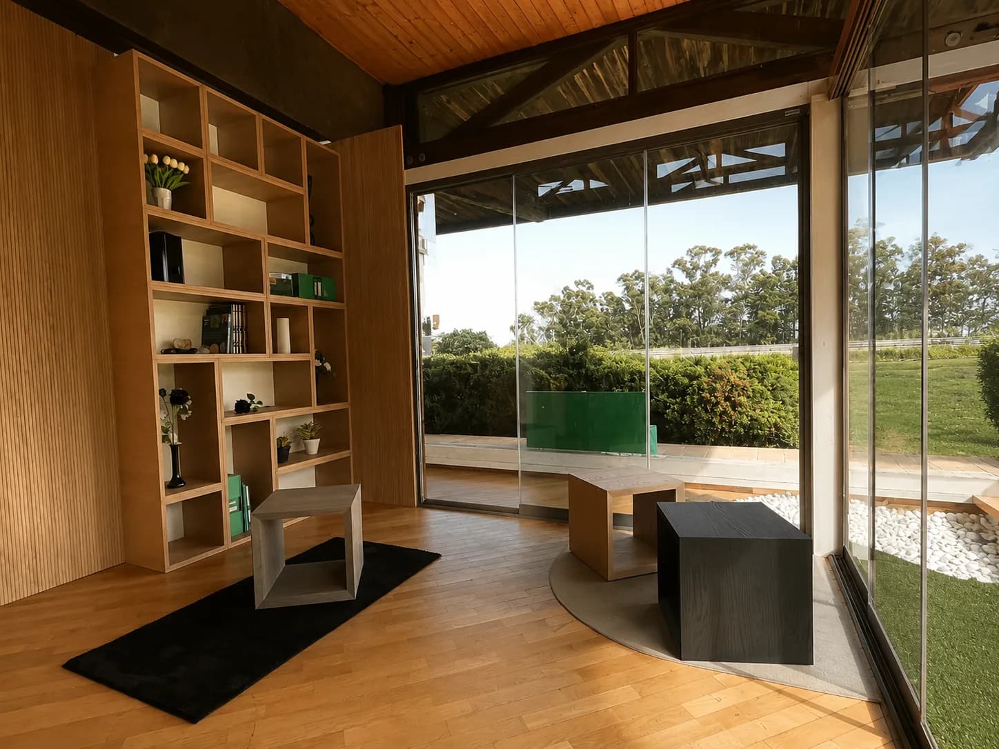 Vetrata panoramica tra legno e luce naturale nello showroom Ledda