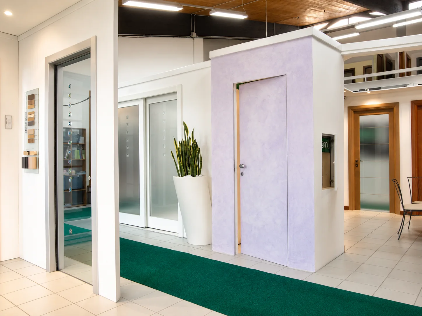 Interno dello showroom Centro Infissi Ledda con prodotti esposti