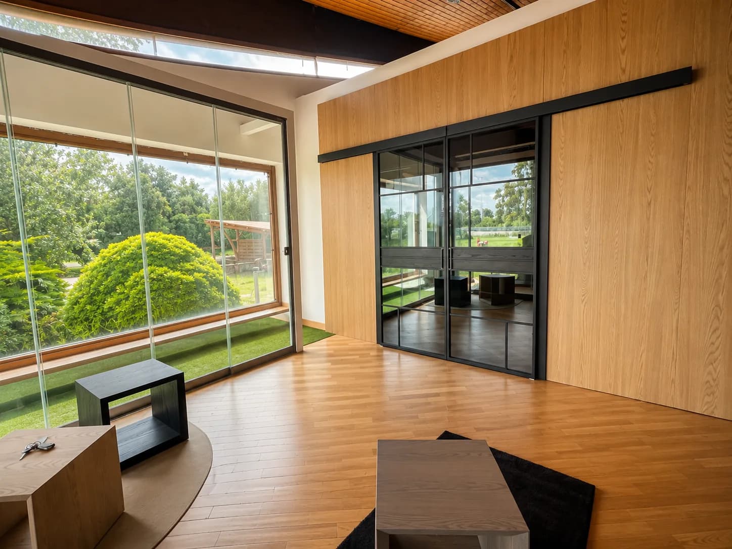 Vetrate e porte in vetro tra luce naturale e legno nello showroom Ledda