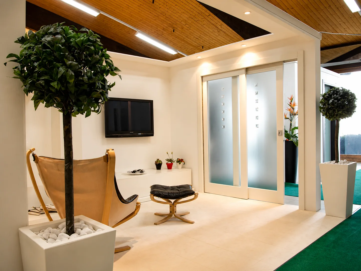 Area showroom con porte e finiture da confrontare
