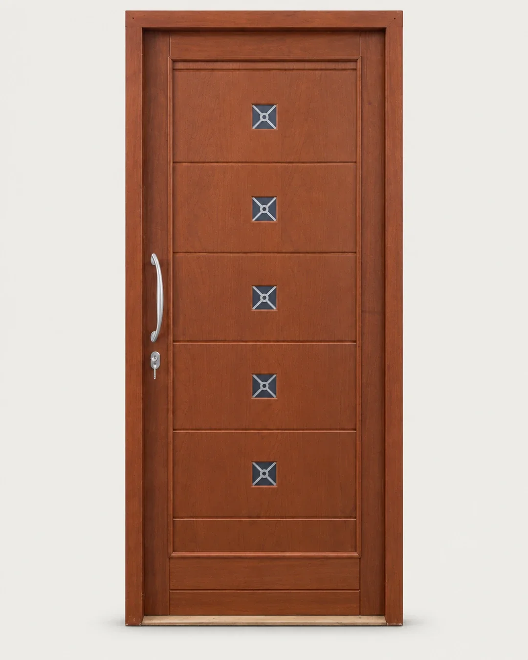 Vista frontale di porta d’ingresso in legno con cinque inserti decorativi quadrati e maniglione in acciaio